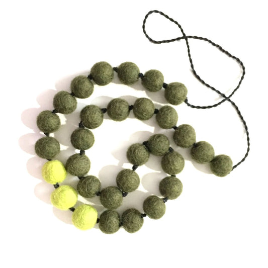 Felt-ball Contrast necklace
