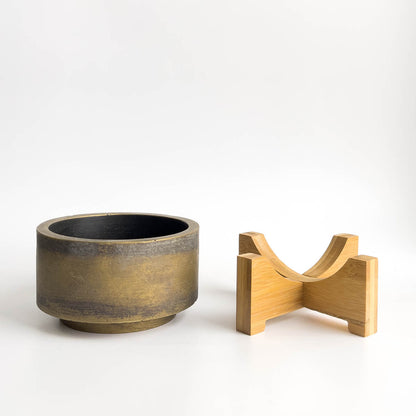 Low round pot on wood stand