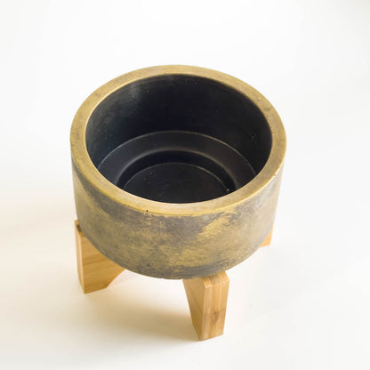 Low round pot on wood stand